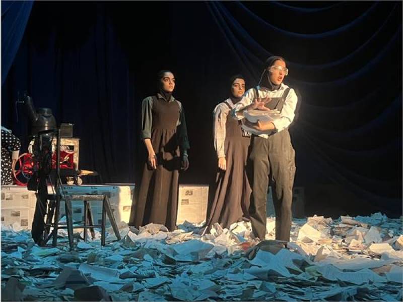 نمایش «سکنجبین» به کارگردانی محمد مهدی بحر آسمانی از جیرفت به روی صحنه اجرا رفت